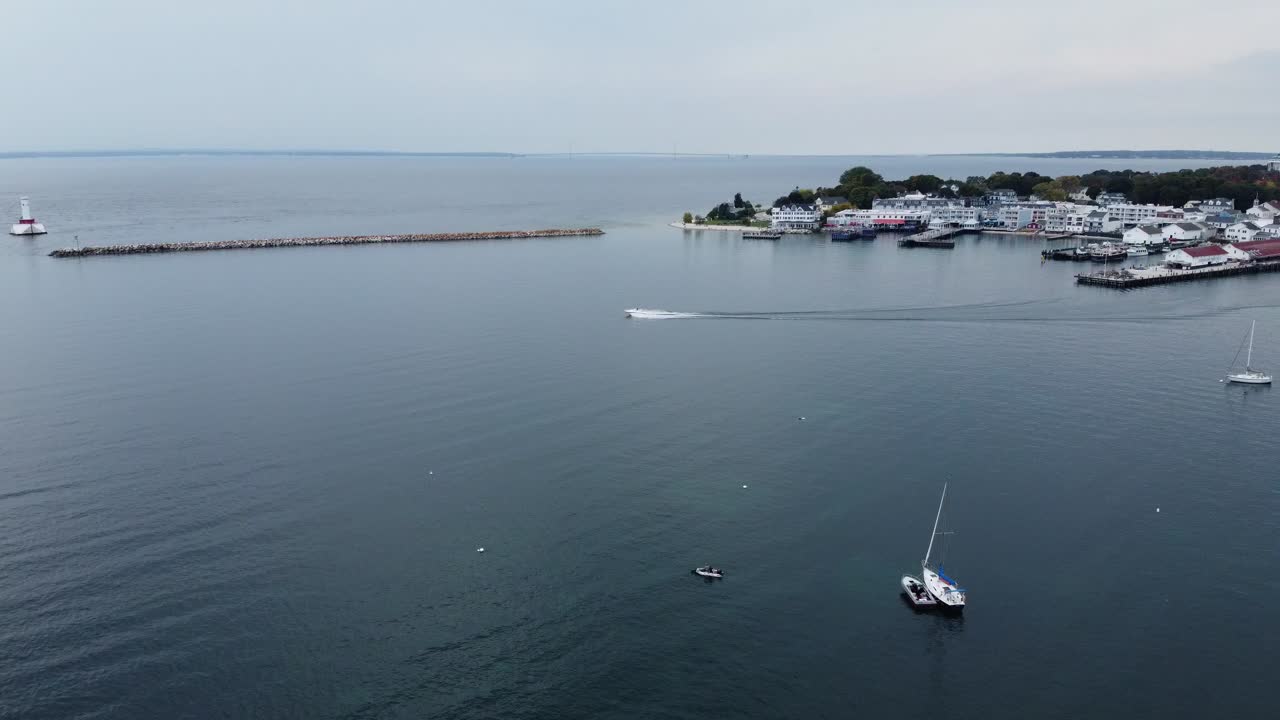 el barco se aleja rápidamente de rich arbor.