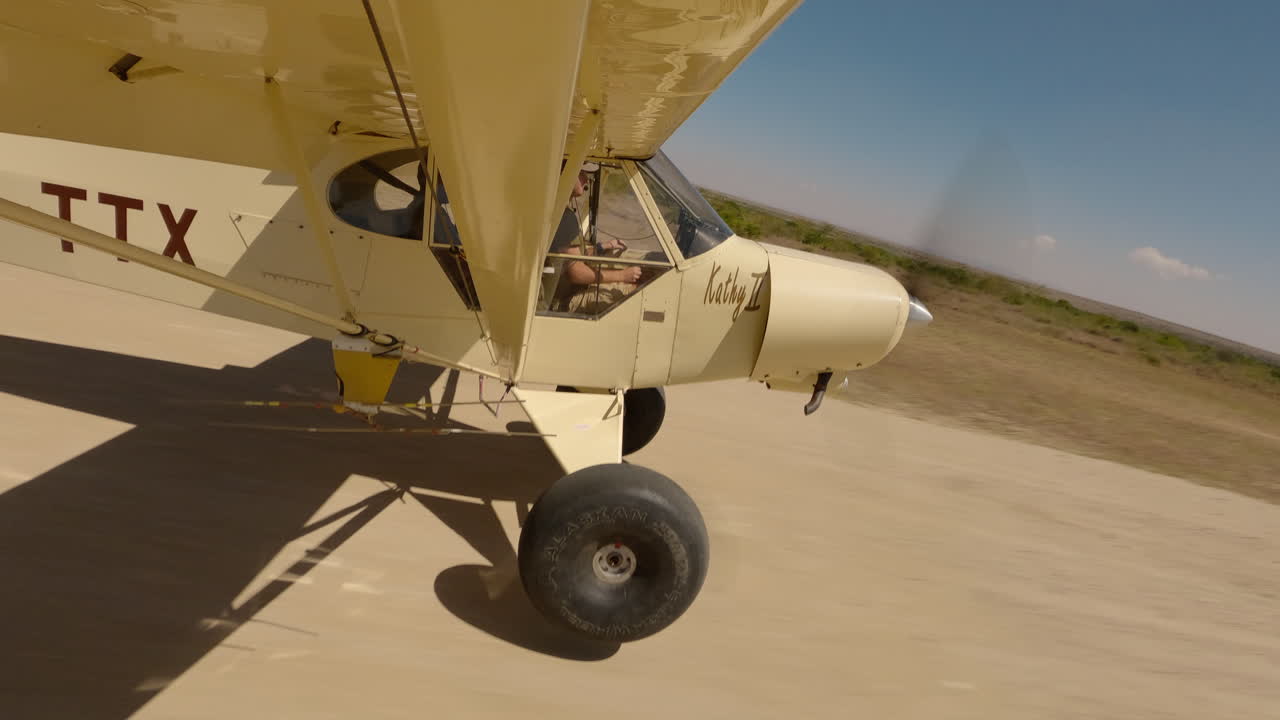 Pilota di un piccolo aereo bushcraft che spegne l'aereo
