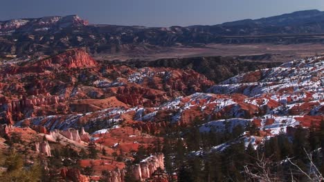 Panoramaaufnahme-Von-Kalksteinlabyrinthen,-Die-Von-Felsen-Der-Claron-Formation-Im-Bryce-Canyon-Nationalpark-Erstellt-Wurden