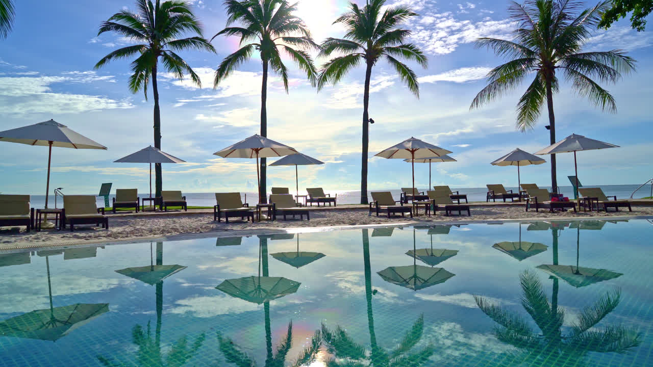 Smuk parasol og stol omkring swimmingpool i hotel og resort - ferie koncept