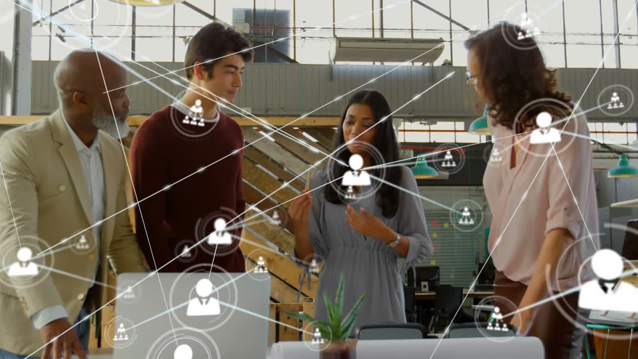 Animazione di una rete di connessioni su diversi professionisti in ufficio