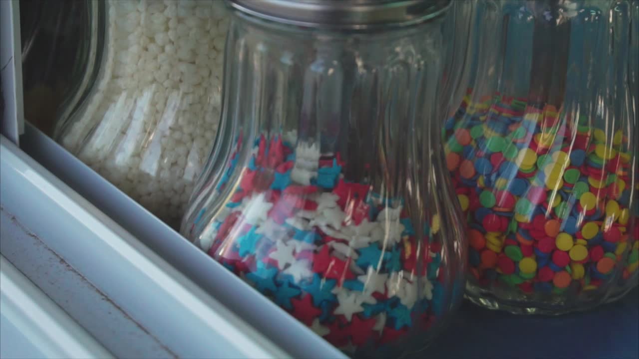 salpicaduras de colores en frascos de vidrio