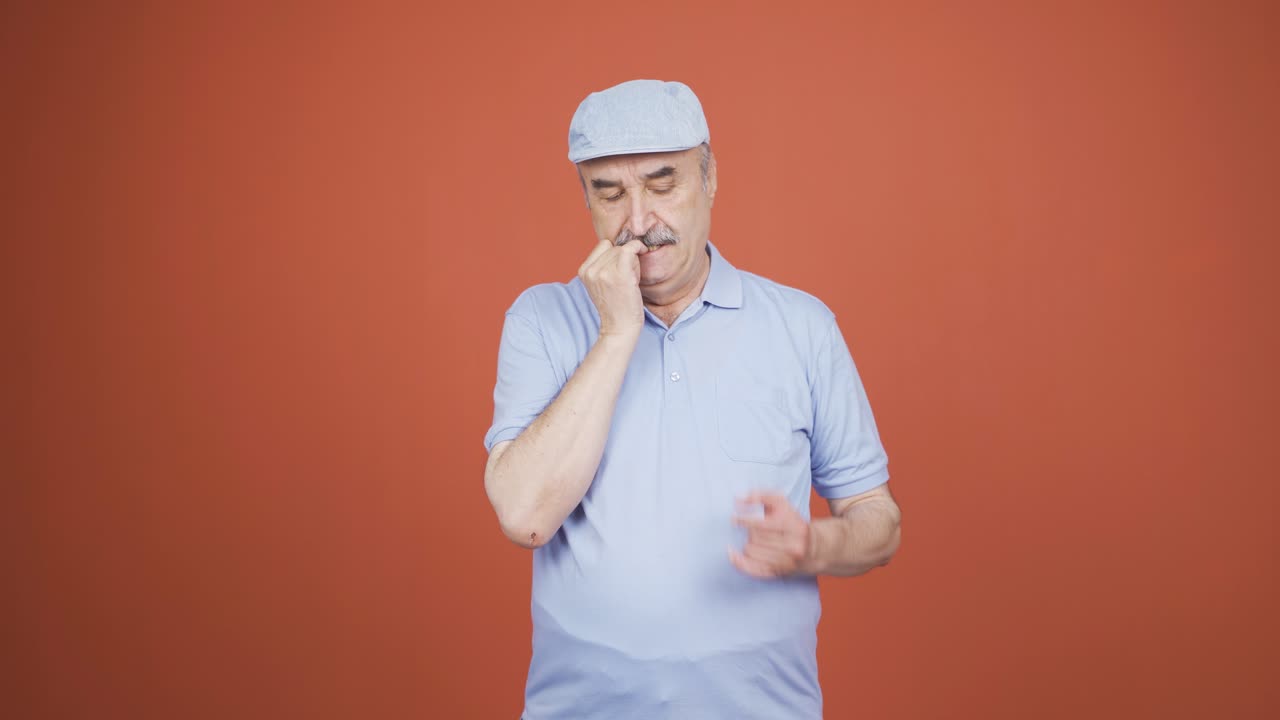 L'anziano si sta mordendo le unghie