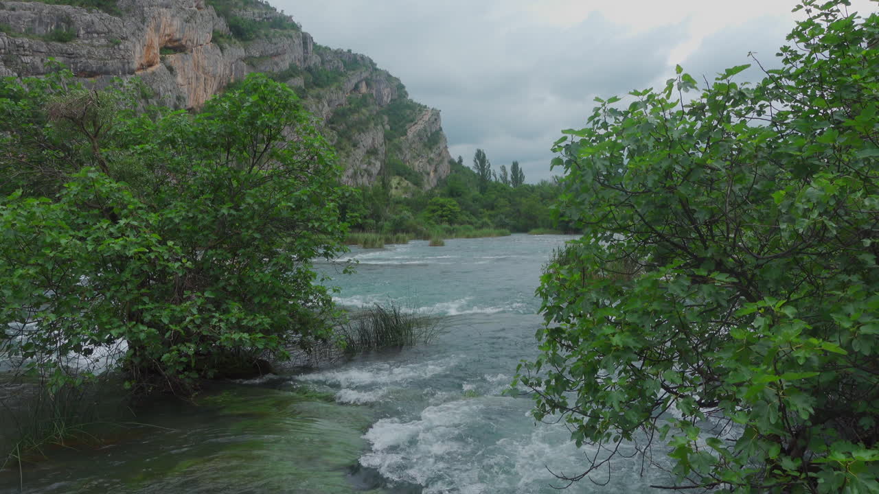 Acqua limpida a forma di onda con alghe nel parco di Krka.