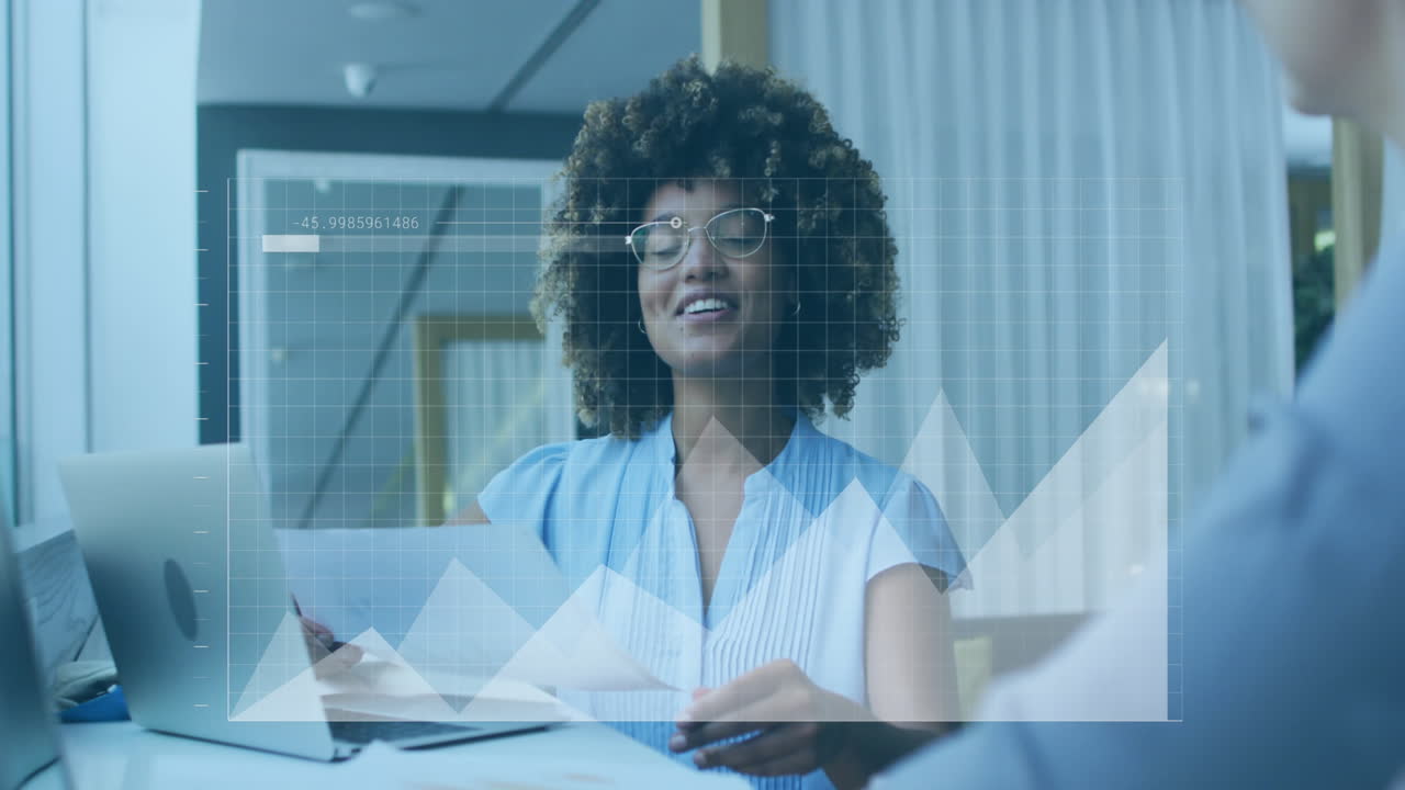 Animazione dell'elaborazione di dati finanziari su diverse persone che lavorano in ufficio
