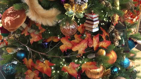 Fabuloso-árbol-De-Navidad-Decorado-En-Una-Tienda-En-Chelsea,-Londres