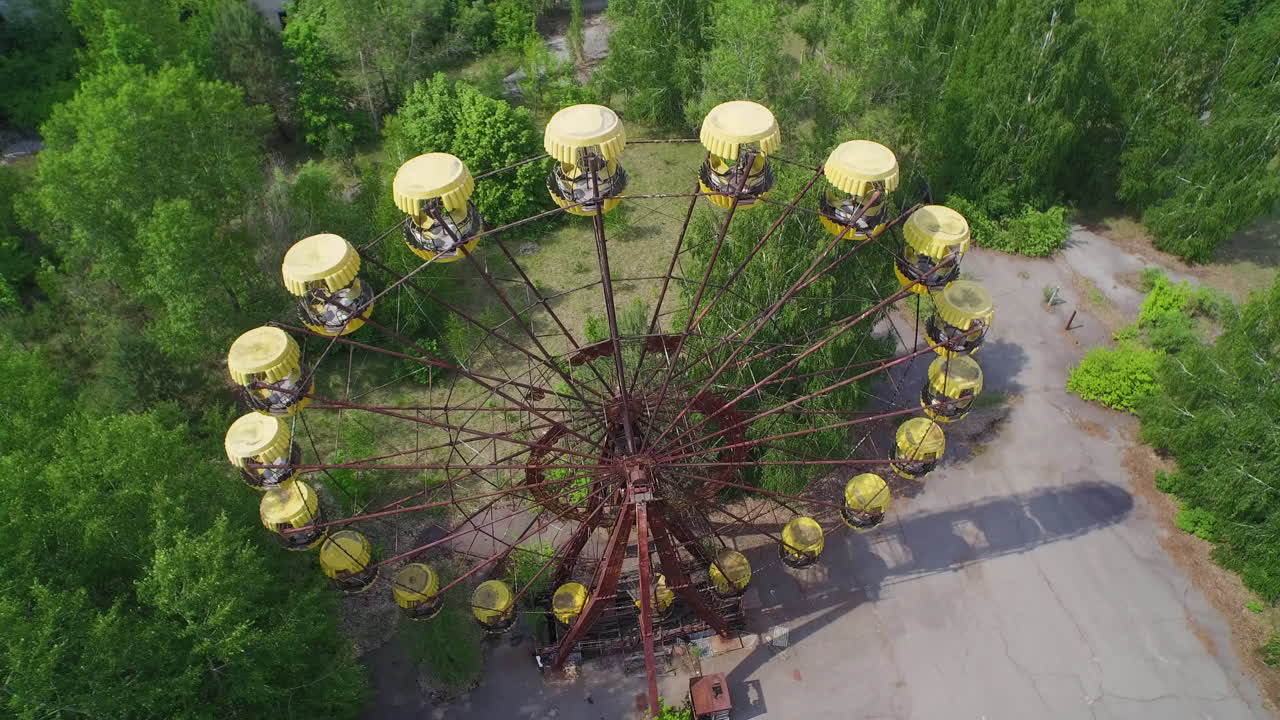 Widok z lotu ptaka na opuszczony diabelski młyn w Prypeci, Ukraina. Zarośnięty park rozrywki ukazuje miejski rozkład.