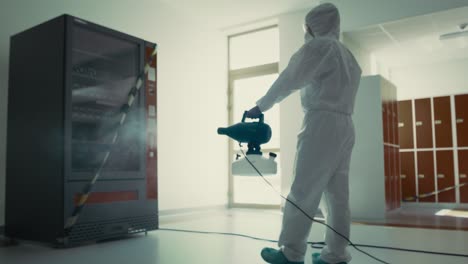 video de un trabajador de saneamiento desinfectando un edificio público durante una pandemia