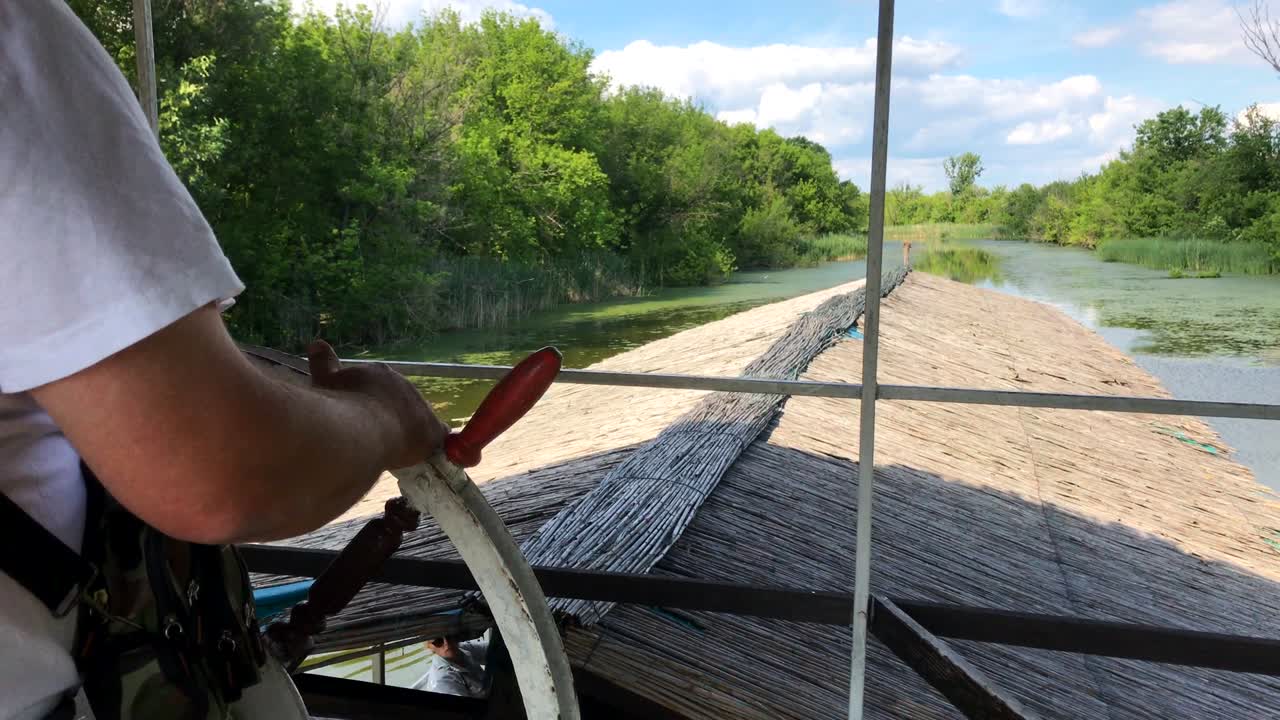 습지 호수 에서 항해 하는 배