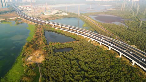 Trüber-Tag-Auf-Der-Indischen-Autobahn-Nach-Mumbai,-Stadtsmog-In-Der-Naturinfrastruktur