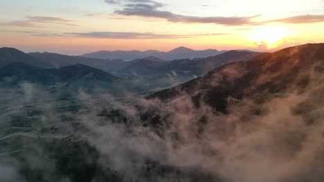 Vuela-A-Través-De-Nubes-En-Movimiento-Durante-La-Puesta-De-Sol-En-El-Paisaje-Natural-De-Montaña-En-El-Parque-Nacional-Pollino,-Calabria,-Italia---Aéreo-4k