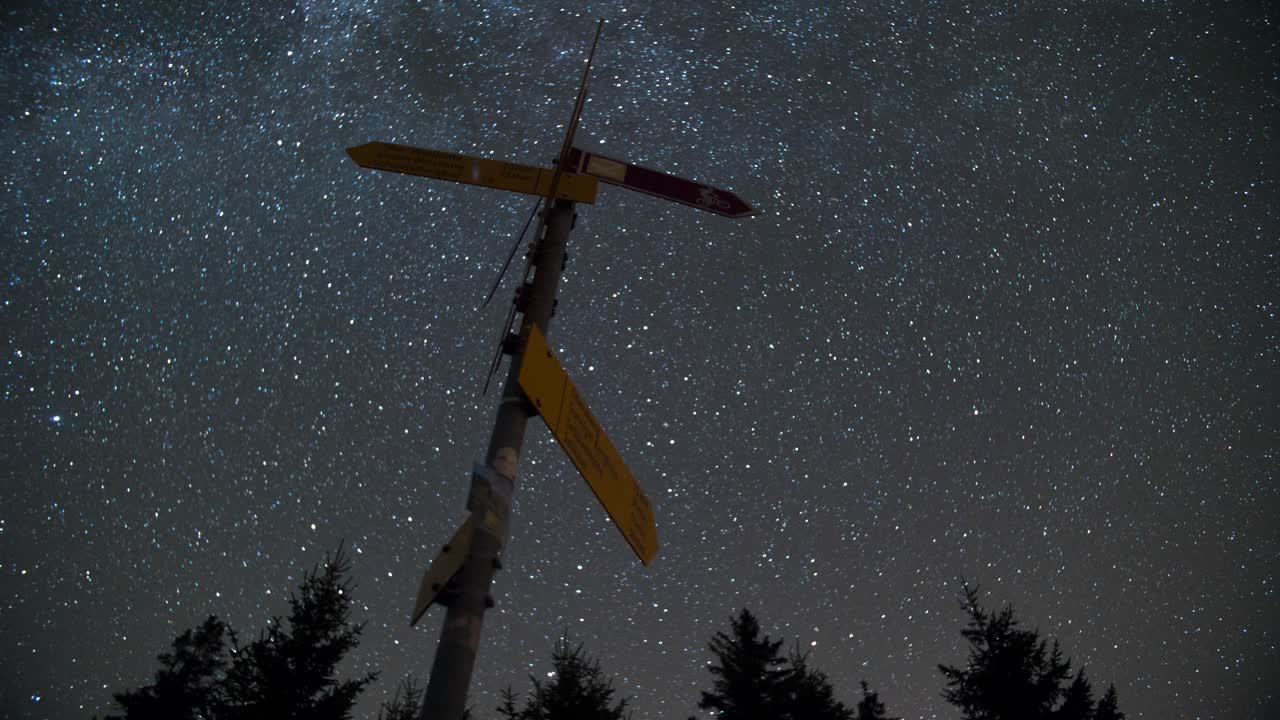 timelapse del cielo nocturno con un poste indicador