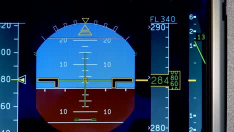 salpicadero del avión, avión subiendo a mayor altitud, panel de instrumentos del avión