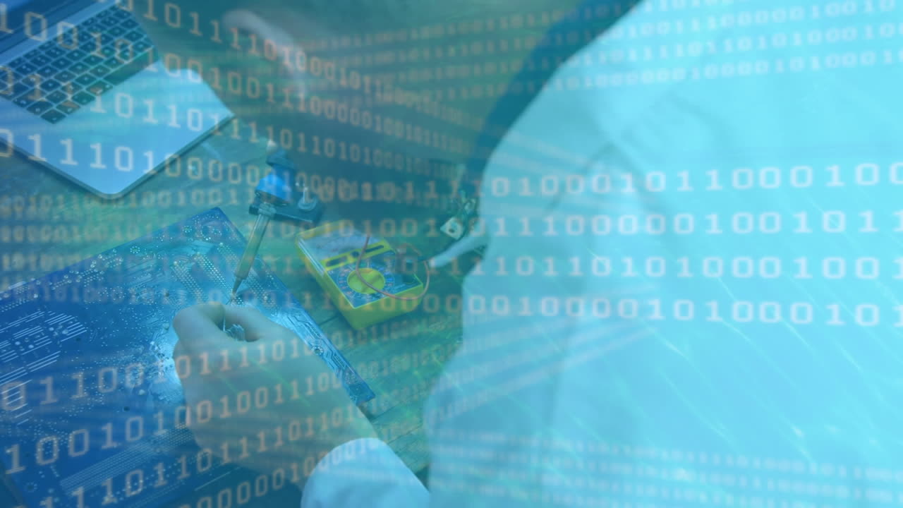 animación de procesamiento de datos sobre trabajador masculino caucásico en el taller