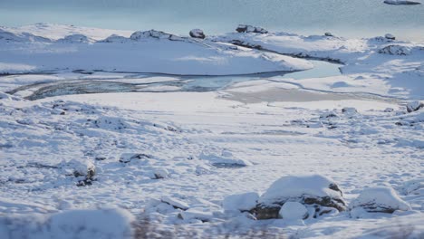 Schneebedeckte-Und-Gefrorene-Nördliche-Landschaft---Seichte-Bäche,-Kleine-Seen-Und-Hügel-Unter-Der-Dünnen-Schneedecke