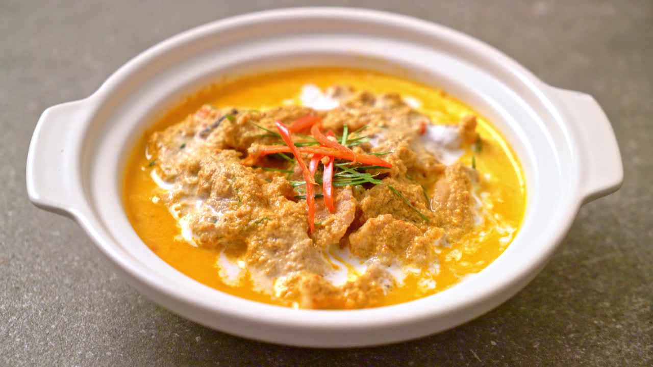 돼지 고기를 곁들인 태국식 식사 키트 파낭 카레 - 태국 음식 스타일