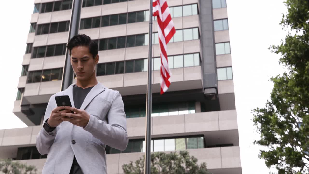 un joven profesional en movimiento.