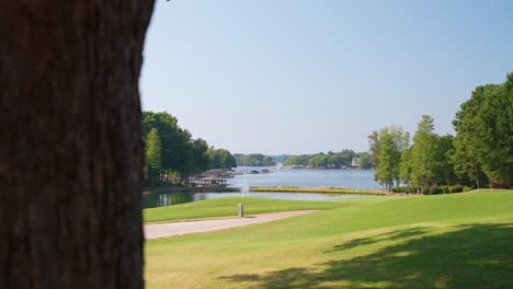 plataforma rodante de la cámara a la derecha para revelar una zona de césped abierta en un campo de golf en cornelius, carolina del norte