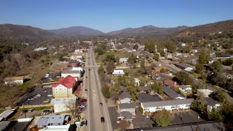 Mariposa,-California-aerial-push-in-over-town