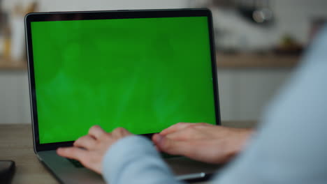 Hände-Tippen-Greenscreen-Laptop-Zu-Hause-Aus-Nächster-Nähe.-Freiberufler,-Der-Am-Computer-Arbeitet