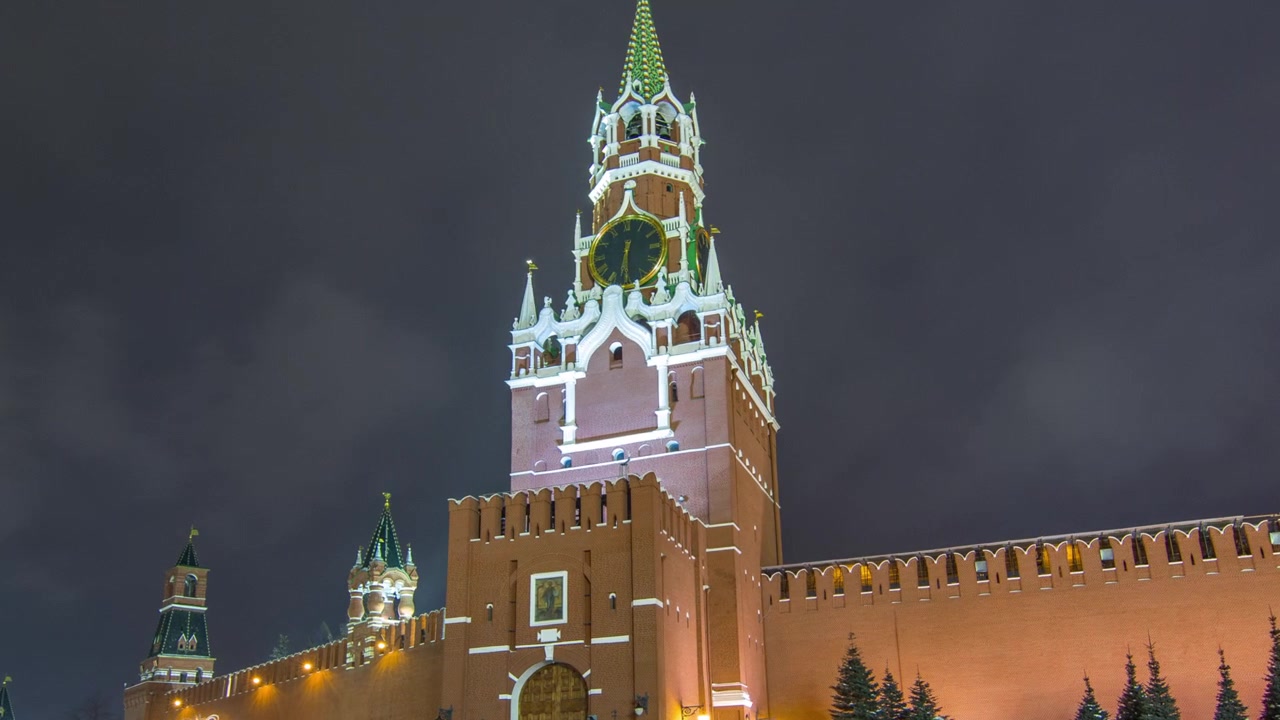 Vista de la Torre del Salvador (Spasskaya) en timelapse hyperlapse y las murallas del Kremlin de Moscú, Rusia, de noche en invierno. Vista desde la Plaza Roja