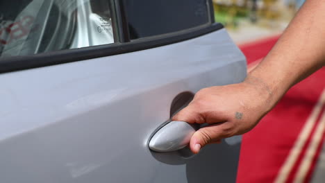 La-Mano-Del-Hombre-Abre-La-Puerta-Del-Auto---Cerrar