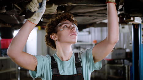 Woman-repairing-car