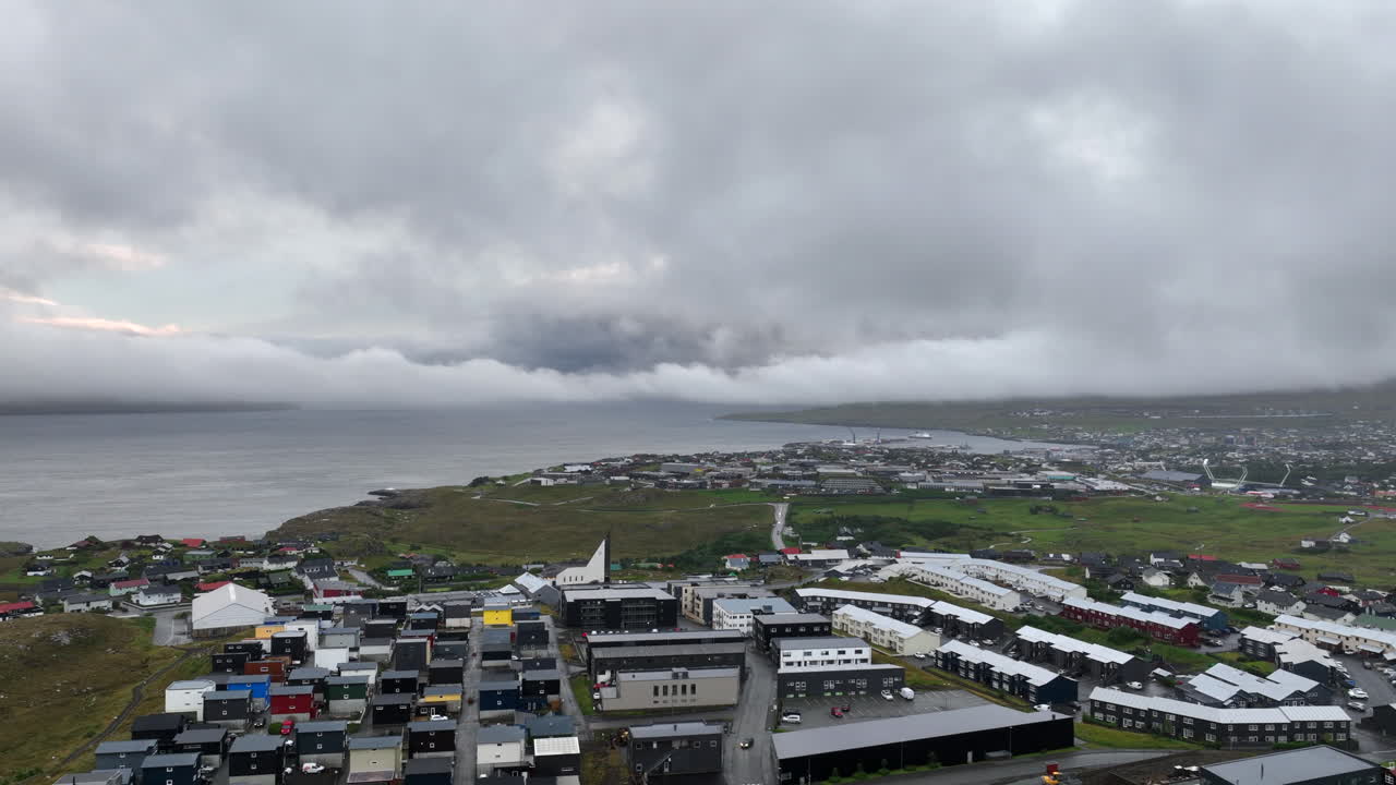 페로 제도의 해안 도시 토르샤븐 위에 구름이 가득 차 있습니다.