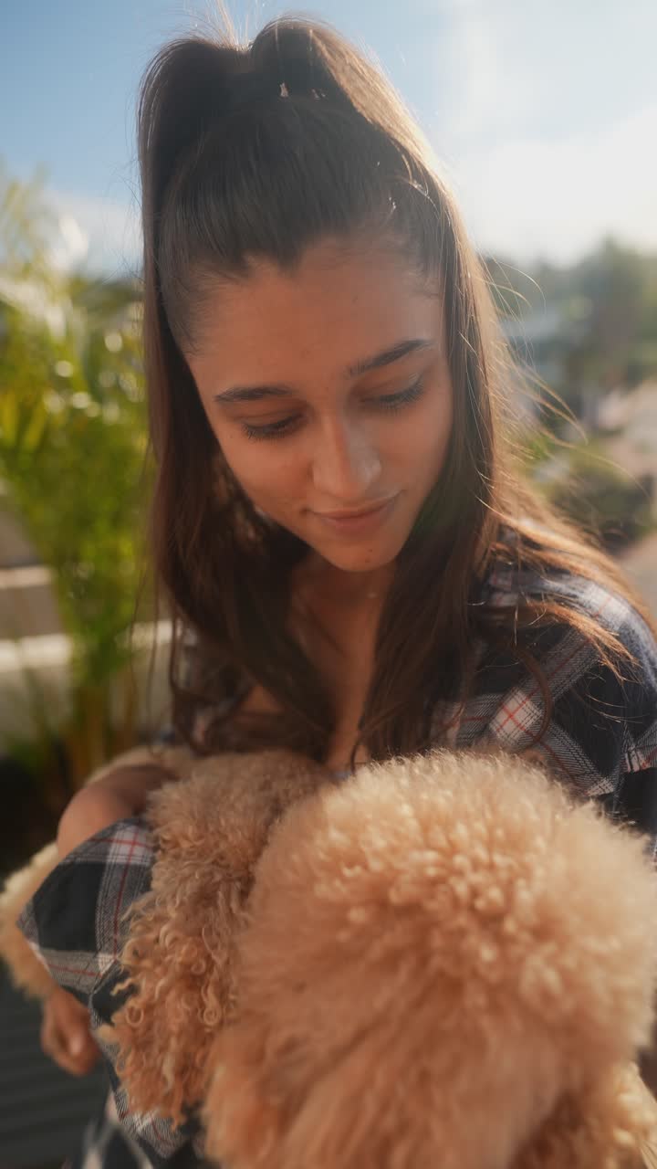 십대 소녀와 그녀의 푸들