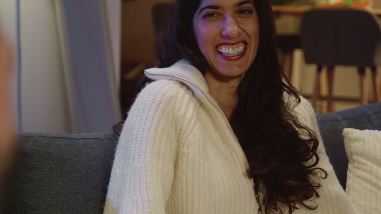 grupo de amigos relajados sentados en el sofá en casa o en un bar o cafetería hablando y bebiendo café juntos 9