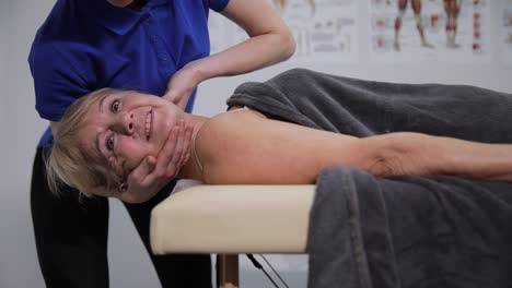 mujer recibiendo masaje de cuello y hombros