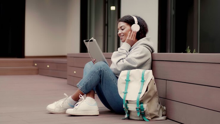Ragazza afroamericana nel campus universitario