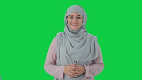 mujer de negocios musulmana sonriendo a la cámara pantalla verde