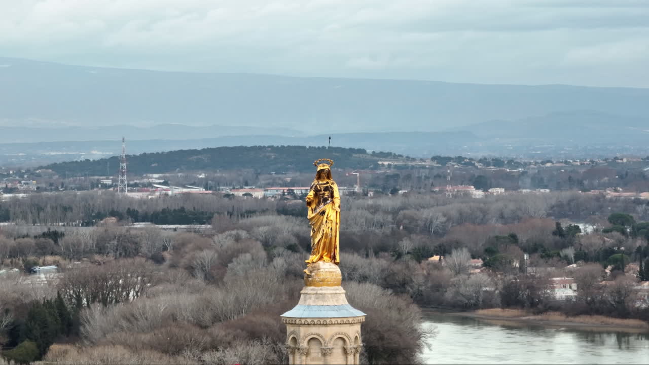 estatua dorada reluciente en avignon, un faro de arte en medio de los antiguos de la ciudad