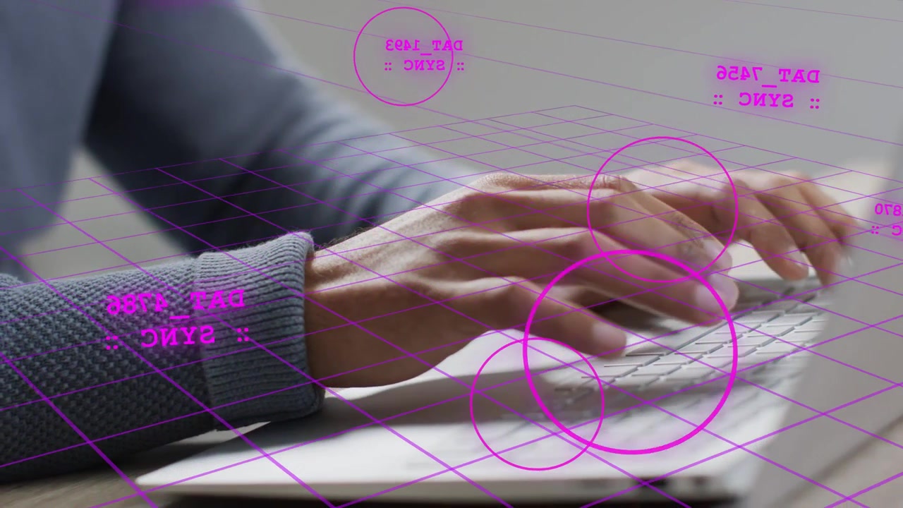 Mies asettaa kädet näppäimistölle, aloittaen kirjoittamisen teknologiatyöhön, magentanvärisen HUD-näytön seuratessa näppäimiä.