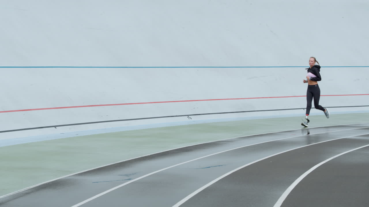 달리기 표면에서 조하는 달리기 선수