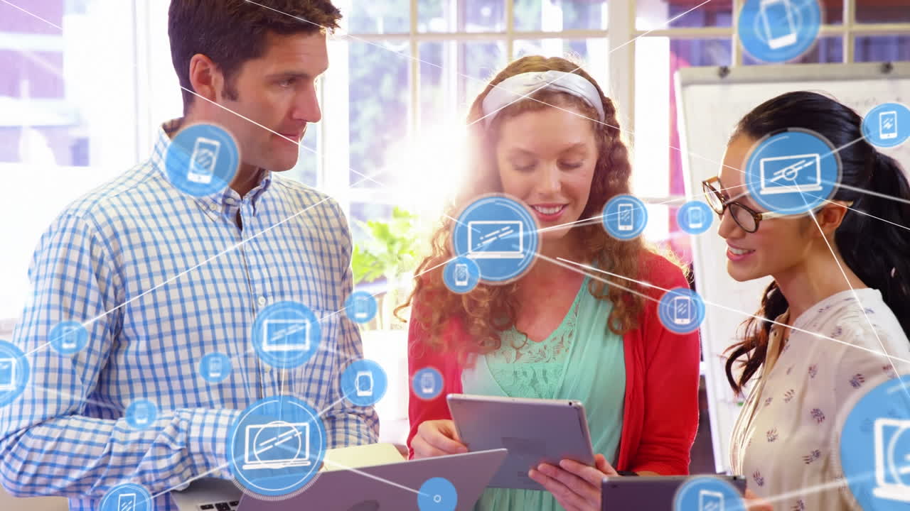 animación de la red de conexiones con iconos sobre diversas personas en la oficina
