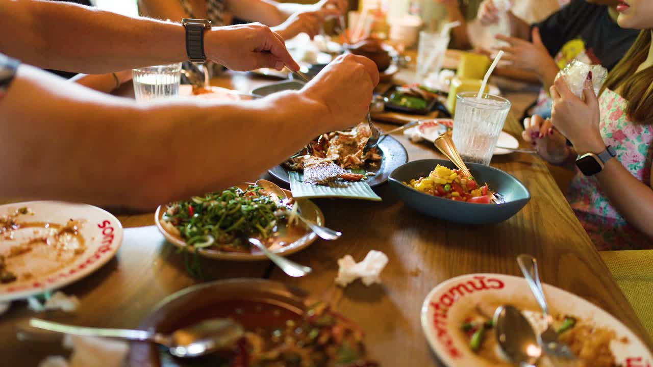 Group enjoys grilled fish, spicy salad, and sticky rice in bright, casual Bangkok eatery