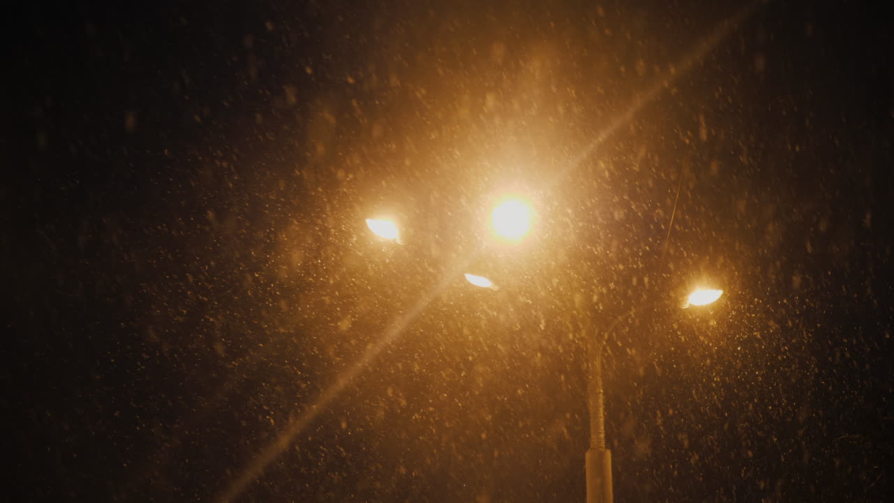 la linterna brilla con luz naranja hay nieve pesada video 4k