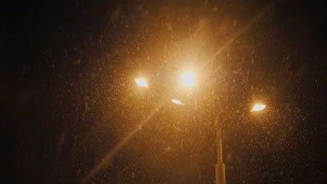 Die-Laterne-Leuchtet-Mit-Orangefarbenem-Licht-Es-Liegt-Starker-Schnee-4k-Video