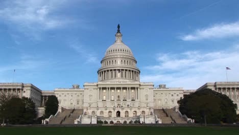 Desde-Un-Plano-Largo-De-La-Fachada-Este-Del-Edificio-Del-Capitolio-De-Los-Estados-Unidos-En-Washington-Dc,-La-Cámara-Hace-Zoom-En-La-Emblemática-Rotonda-Del-Edificio-Y-Su-Singular-Cúpula-De-Hierro