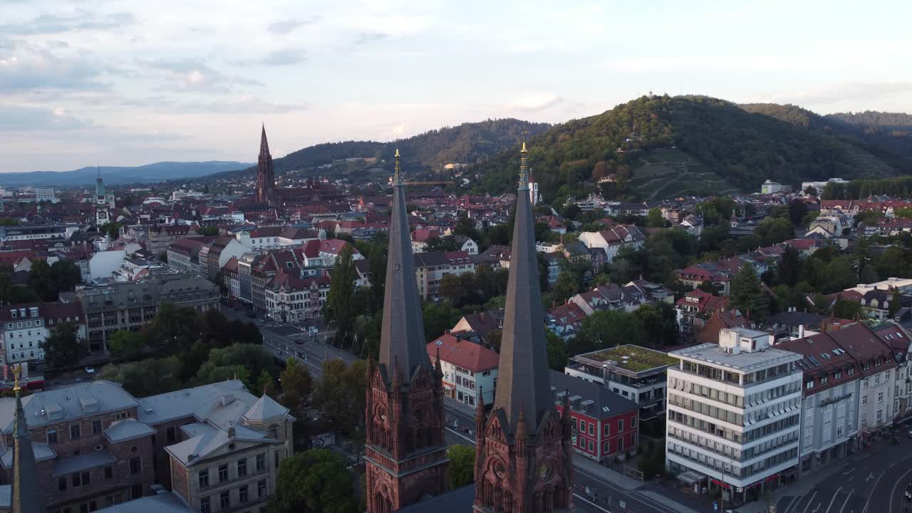 Pemandangan udara lanskap kota tua gotik bersejarah dengan menara gereja katedral, Freiburg, Jerman.