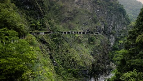 Parque-Nacional-Mini-Taroko-Hualien-Antigua-Carretera-Provincial-Inacabada-14-A-Lo-Largo-Del-Río-Mugu,-Carretera-Con-Túneles-A-Lo-Largo-Del-Acantilado-A-Través-De-Un-Terreno-Montañoso-Accidentado