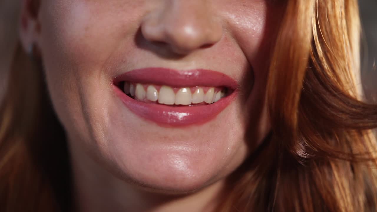 una mujer sonriendo de cerca.