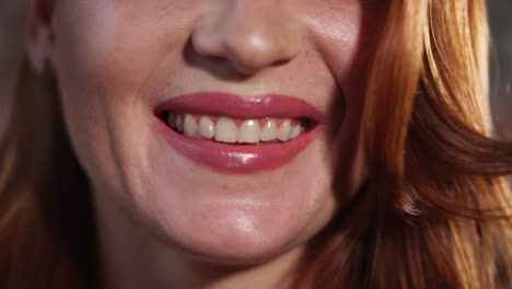 una mujer sonriendo de cerca.
