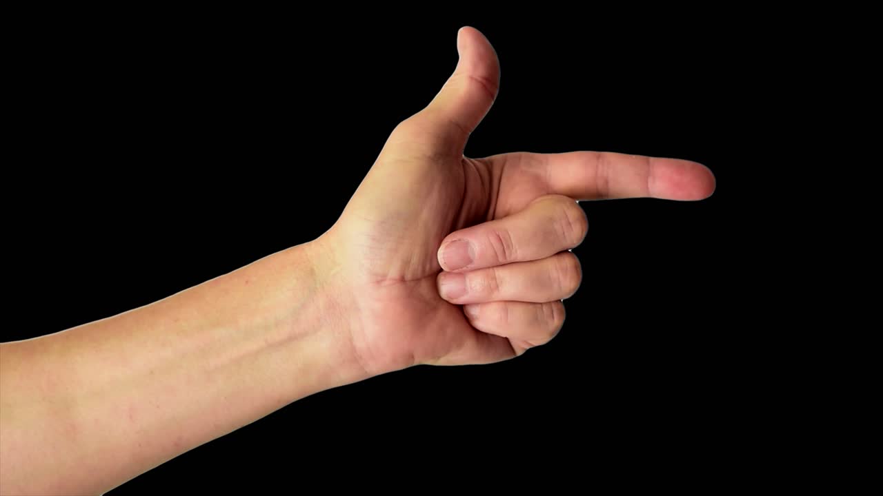 평평 한 검은 바탕 에 오른쪽 을 가리키는 남자 손 의 근접 촬영