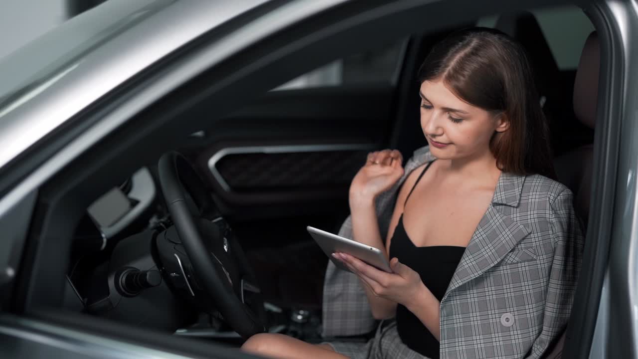 una mujer elegante no puede iniciar el servicio de llamadas de automóviles a través de una tableta