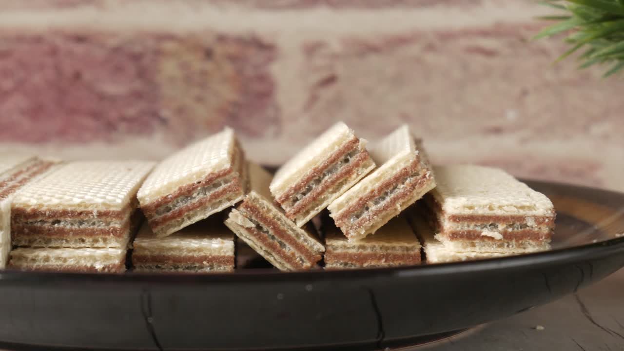 Wafer al cioccolato su un piatto