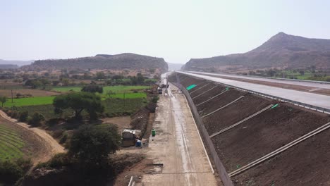 Toma-Aérea-De-Un-Sitio-De-Construcción-Para-Construir-Transporte-Por-Tubería