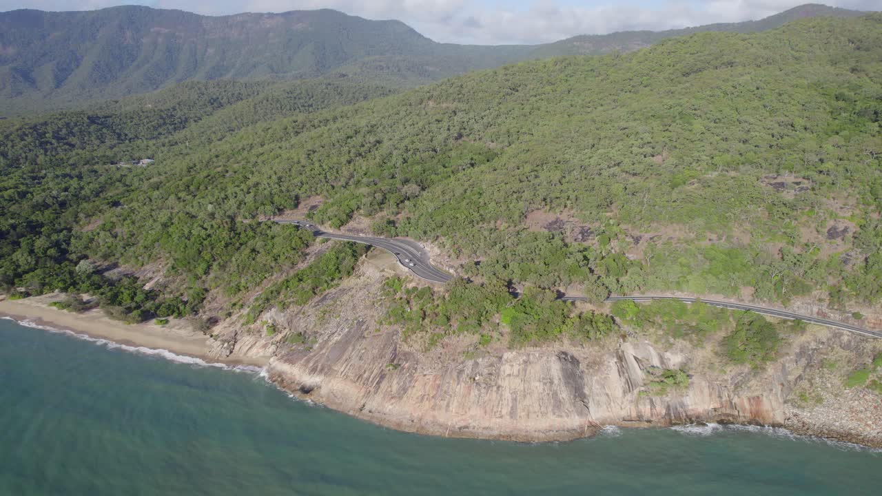 carretera costera entre cairns y port douglas en queensland, australia